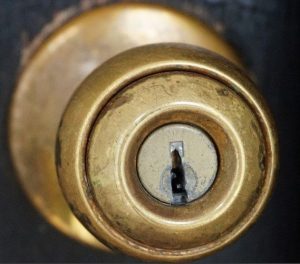 knob lock with visible keyhole