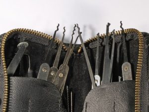 lock pick set consisting of different picks from rakes to hooks in black color zip pouch